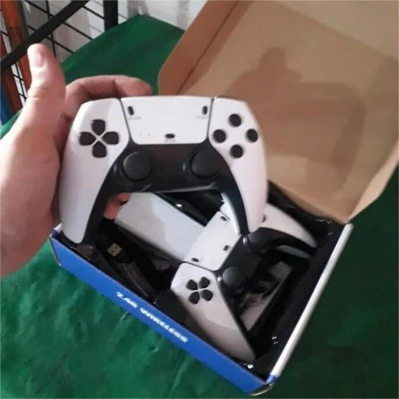 Plus de 40 000 jeux disponibles. Toute nouvelle console de jeux rétro M15. Compatible avec la connexion HDMI 4K. Manettes plug‑and‑play pour jouer sur télévision. Équipée de manettes sans fil 2,4 GHz améliorées.