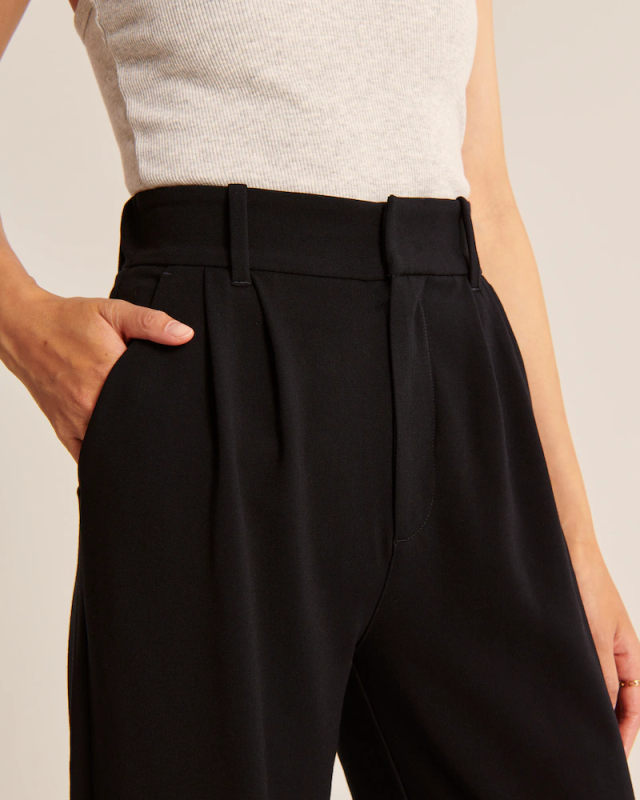 Pantalon taille haute à jambes larges et coupe ajustée